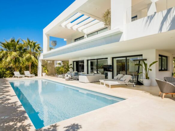 Nueva Andalucia – Modern Villa – Turnkey -Gated