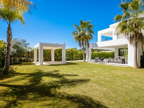 Nueva Andalucia – Modern Villa – Turnkey -Gated