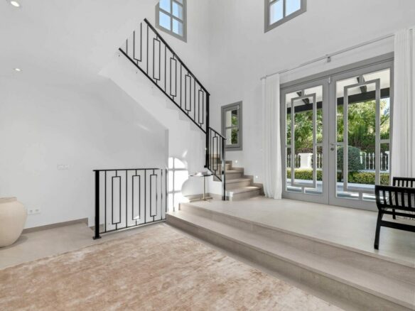 Nueva Andalucía – 6B Luxury Villa – 1st Line Golf -Turnkey