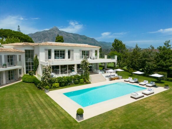 For sale – Nueva Andalucia – 6B Luxury Villa -1st Line Golf -Gated