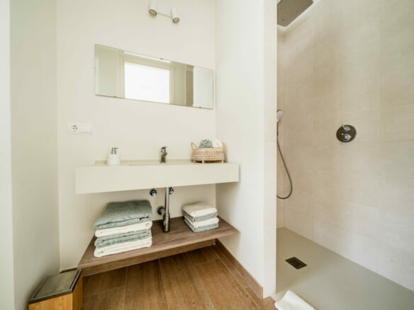 San Pedro – 3B Modern Villa – Beachside