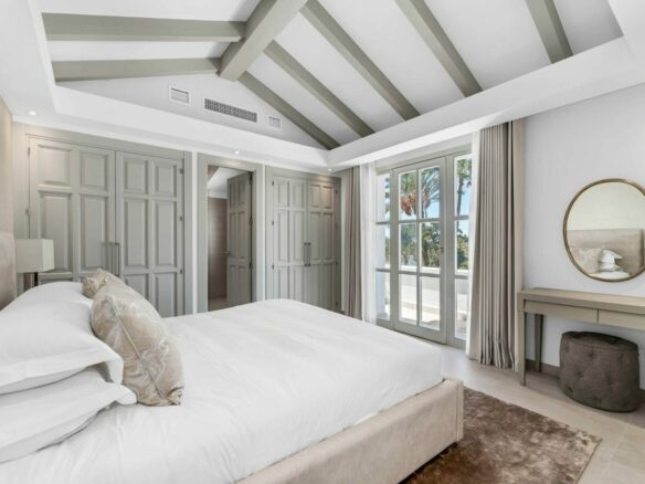 Nueva Andalucía – 6B Luxury Villa – 1st Line Golf -Turnkey
