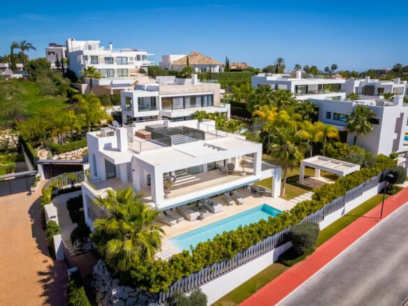 Nueva Andalucia – Modern Villa – Turnkey -Gated