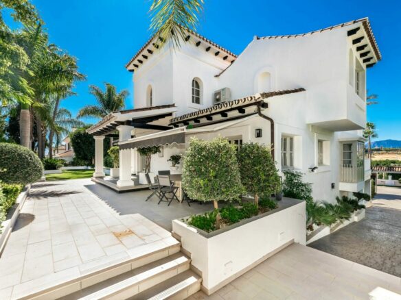Nueva Andalucía – 6B Luxury Villa – 1st Line Golf -Turnkey