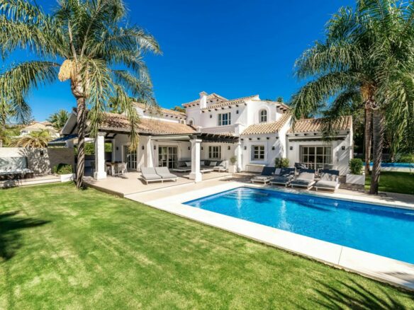 Nueva Andalucía – 6B Luxury Villa – 1st Line Golf -Turnkey