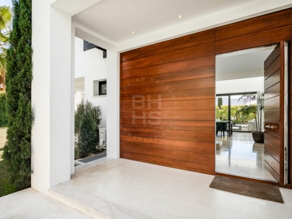 Nueva Andalucia – Modern Villa – Turnkey -Gated