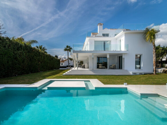 Puerto Banus – 8B Villa – Walk to Port -Gated
