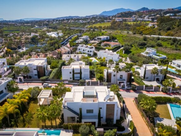 Nueva Andalucia – Modern Villa – Turnkey -Gated