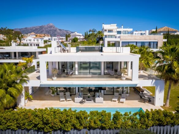 Nueva Andalucia – Modern Villa – Turnkey -Gated