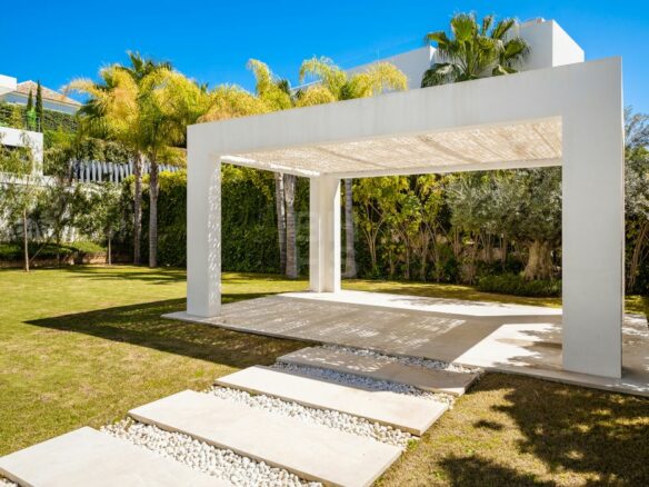 Nueva Andalucia – Modern Villa – Turnkey -Gated