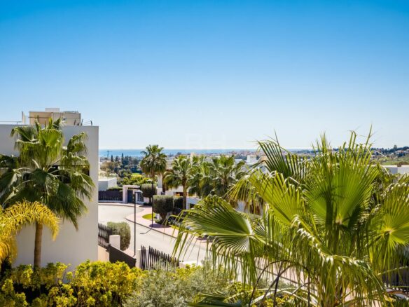 Nueva Andalucia – Modern Villa – Turnkey -Gated