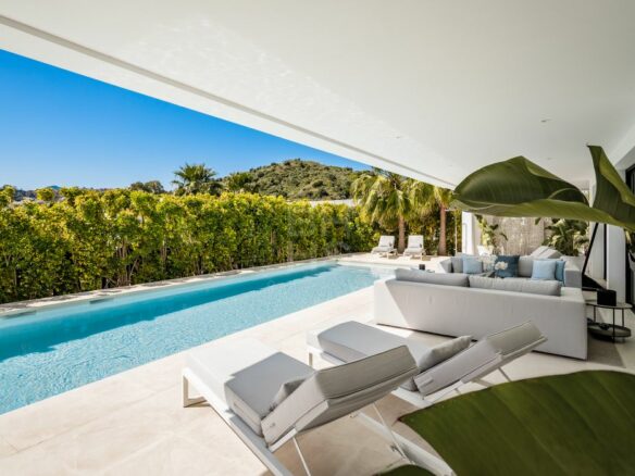 Nueva Andalucia – Modern Villa – Turnkey -Gated