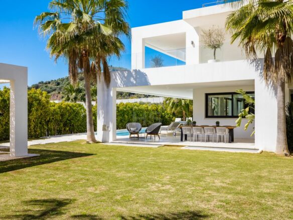 Nueva Andalucia – Modern Villa – Turnkey -Gated