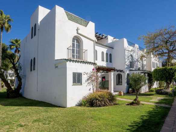Nueva Andalucia -3B Corner Townhouse -Key Ready