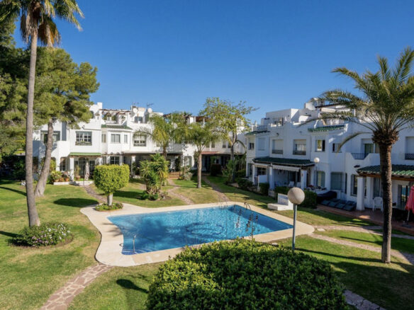 Nueva Andalucia -3B Corner Townhouse -Key Ready