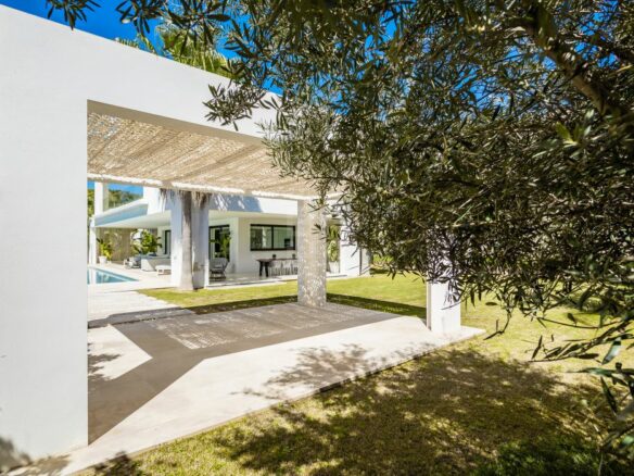 Nueva Andalucia – Modern Villa – Turnkey -Gated