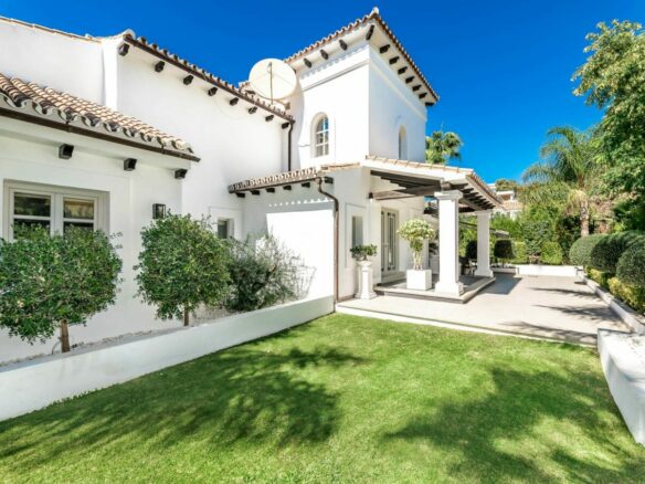 Nueva Andalucía – 6B Luxury Villa – 1st Line Golf -Turnkey