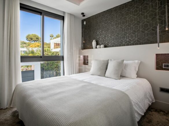 Nueva Andalucia – Modern Villa – Turnkey -Gated