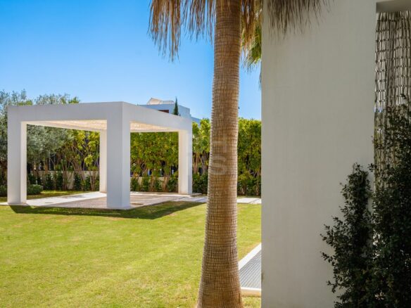 Nueva Andalucia – Modern Villa – Turnkey -Gated