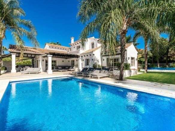 Nueva Andalucía – 6B Luxury Villa – 1st Line Golf -Turnkey