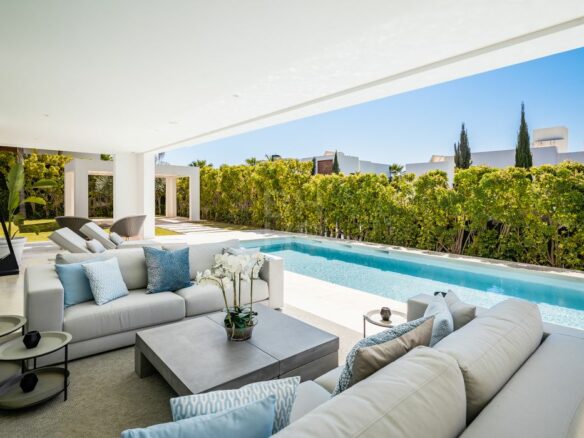 Nueva Andalucia – Modern Villa – Turnkey -Gated