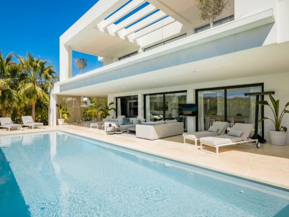 Nueva Andalucia – Modern Villa – Turnkey -Gated