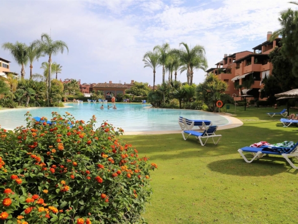 Alhambra del Golf, Estepona  – 3B Apt – Southwest facing