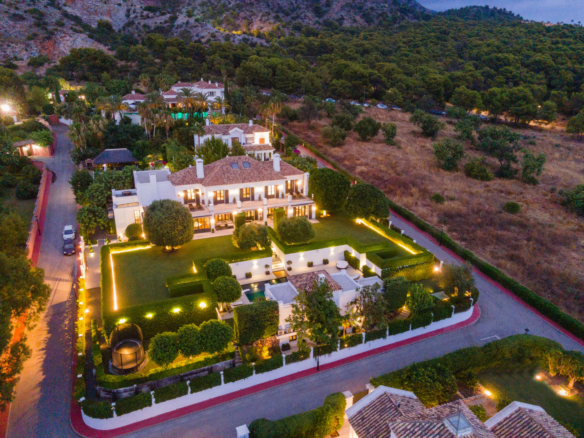 🏰 SOLD: Luxurious Mansion on the Golden Mile – Turnkey Living at Its Finest 🌟