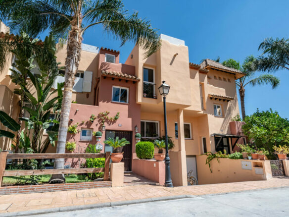 Bargain – For sale – Nueva Andalucia – 7B Townhouse – Gated – 2 Pools
