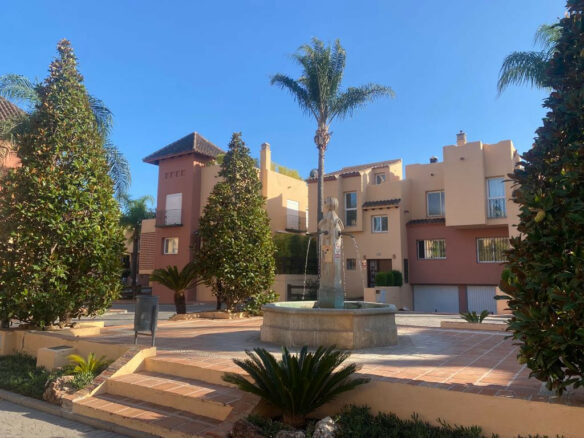 Bargain – For sale – Nueva Andalucia – 7B Townhouse – Gated – 2 Pools