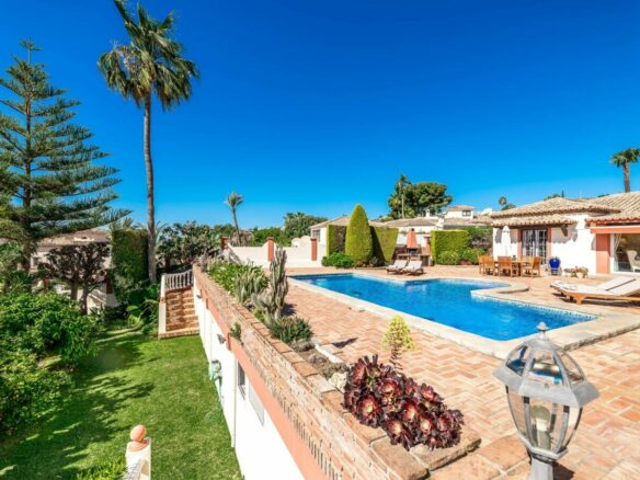 Bargain – El Paraiso – 4B Villa  – Great Views