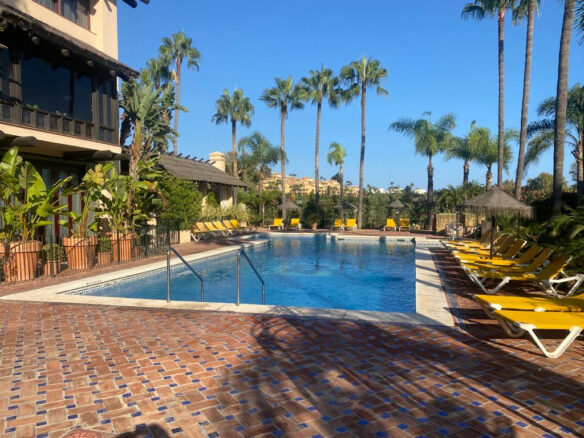 Bargain – For sale – Nueva Andalucia – 7B Townhouse – Gated – 2 Pools