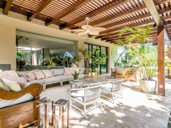El Paraiso – 5B Villa – 7 cars Garage
