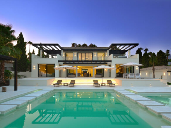 Reduced – Nueva Andalucia – 5B Modern Villa – Prime  Location