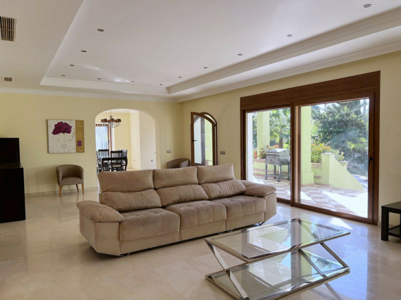 El Paraiso – 5B Villa – 7 cars Garage