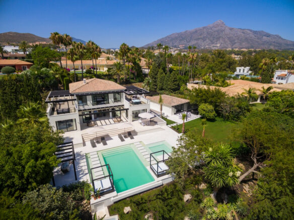 Reduced – Nueva Andalucia – 5B Modern Villa – Prime  Location