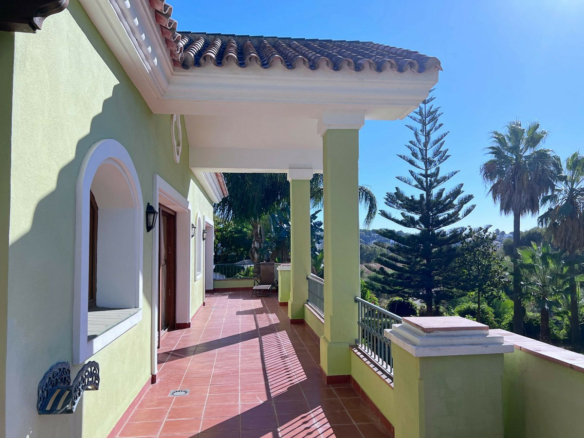 El Paraiso – 5B Villa – 7 cars Garage