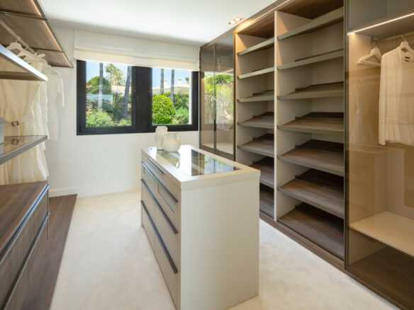 Reduced – Nueva Andalucia – 5B Modern Villa – Prime  Location