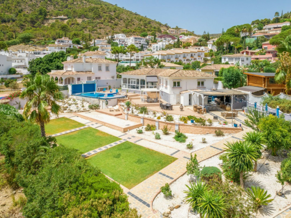 Bargain – Benahavis – Villa in the Town –   2,162 m² plot