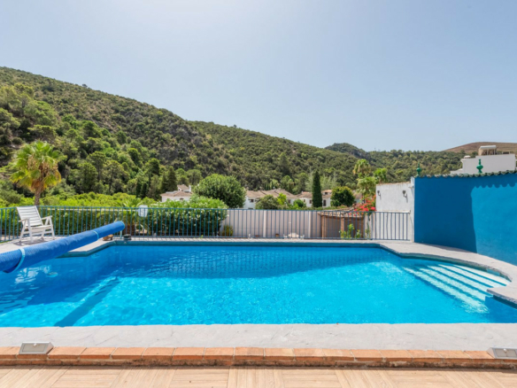 Bargain – Benahavis – Villa in the Town –   2,162 m² plot