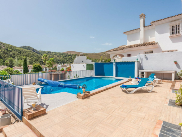 Bargain – Benahavis – Villa in the Town –   2,162 m² plot