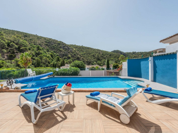 Bargain – Benahavis – Villa in the Town –   2,162 m² plot