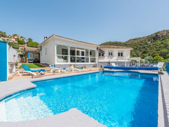 Bargain – Benahavis – Villa in the Town –   2,162 m² plot