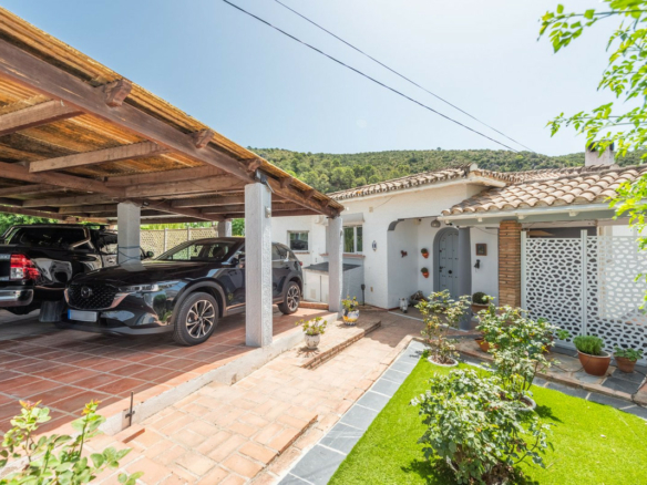 Bargain – Benahavis – Villa in the Town –   2,162 m² plot
