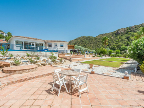 Bargain – Benahavis – Villa in the Town –   2,162 m² plot