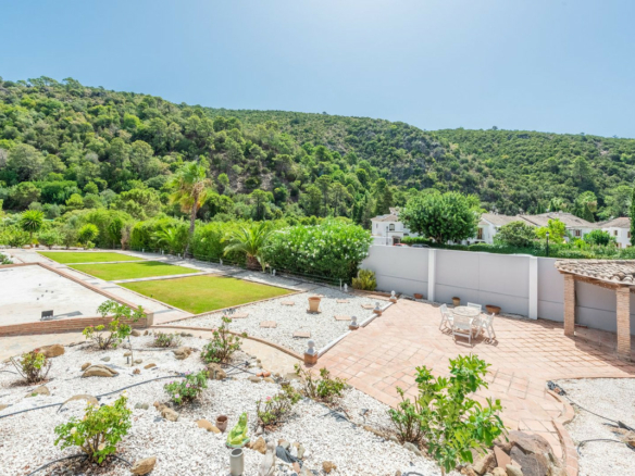 Bargain – Benahavis – Villa in the Town –   2,162 m² plot