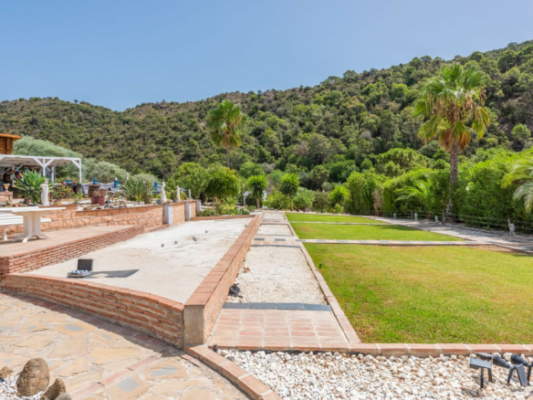 Bargain – Benahavis – Villa in the Town –   2,162 m² plot