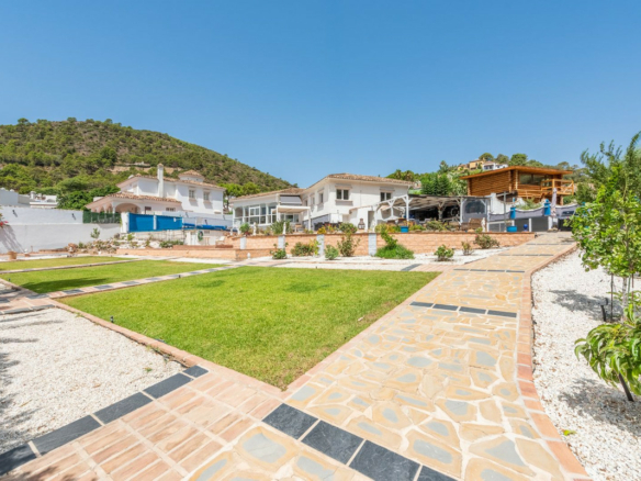 Bargain – Benahavis – Villa in the Town –   2,162 m² plot
