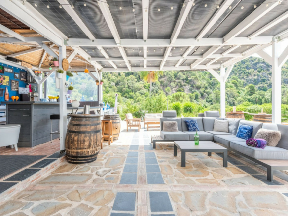 Bargain – Benahavis – Villa in the Town –   2,162 m² plot