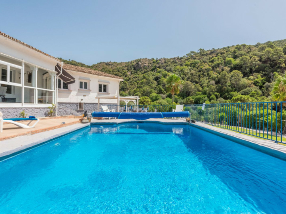 Bargain – Benahavis – Villa in the Town –   2,162 m² plot